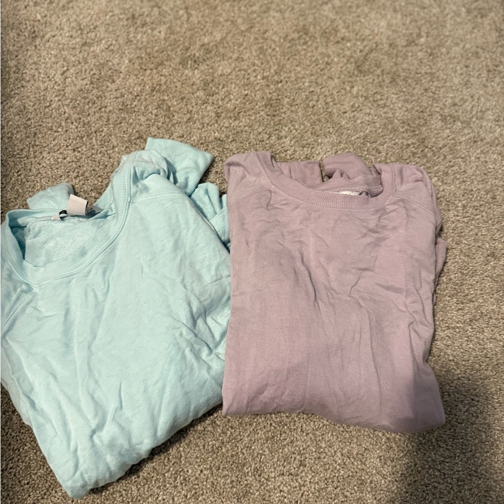 Set of Two Sweatshirts in Light Blue and Lavender